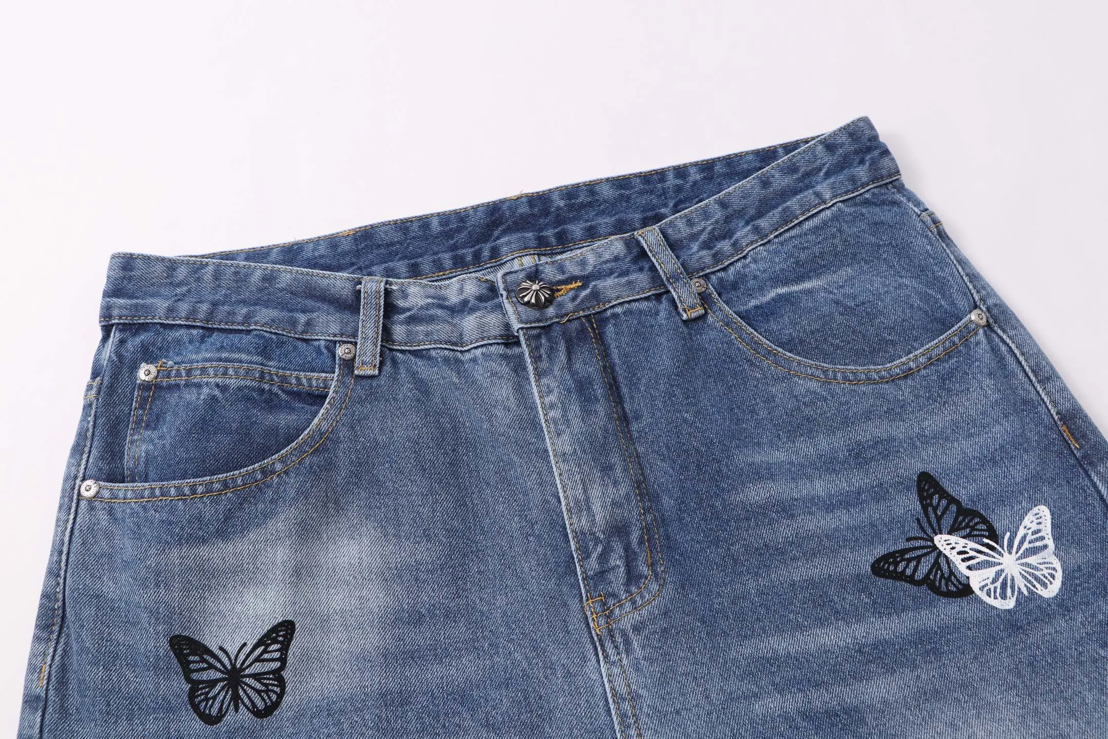 P240 Style number: H72 Croxin & 𝐂𝐡𝐫𝐨𝐦𝐞 𝐇𝐞𝐚𝐫𝐭 ss25 blue butterfly print jeans. Styles with different wash textures are very friendly to people with thin legs. The slightly flared version perfectly modifies the leg shape. The timeless and moderate length makes it easy to match and match. It is the basis for various styles and is a must-have in your wardrobe! The fabric is stiff but also makes the upper body soft without losing texture. The washing process is even more perfect. It is a must-have item for everyone! ! ! Washed wheat, hang tag, pants label, three labels complete Color: blue Size: 30-32-34-36
